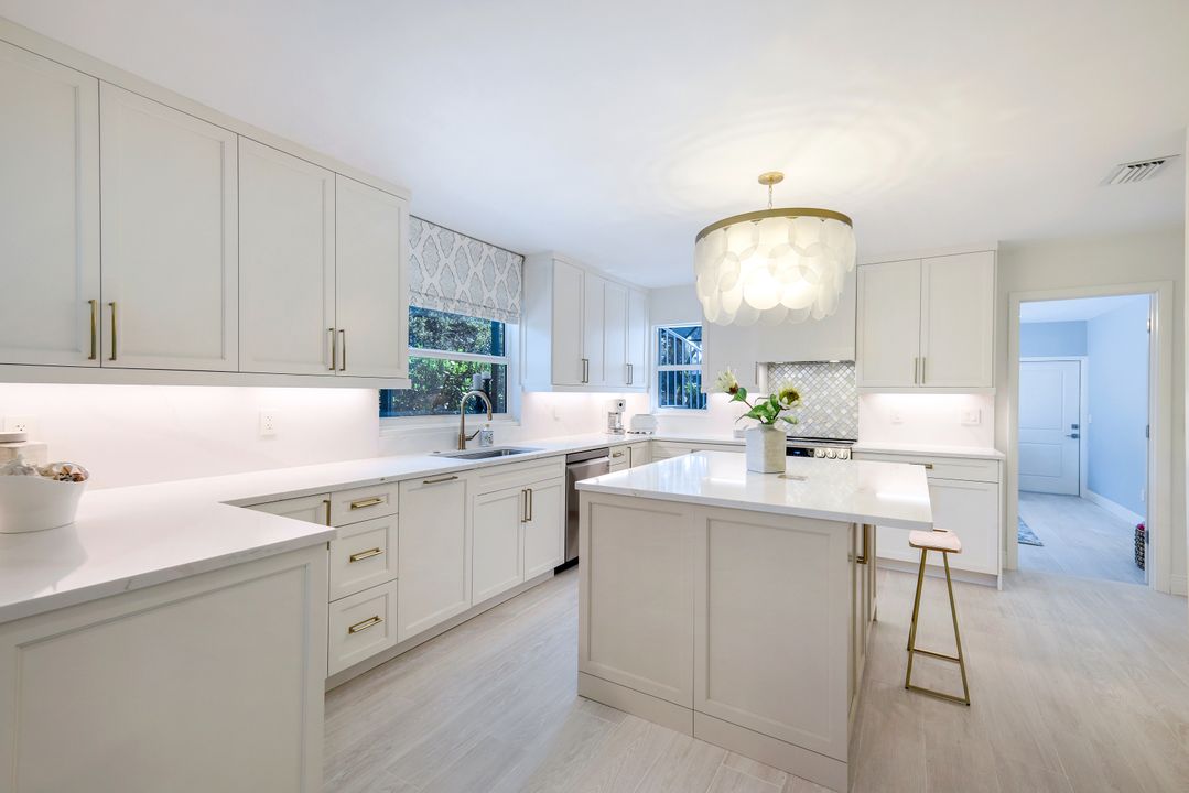 9602 Vanderbilt Dr, Naples, FL 34108