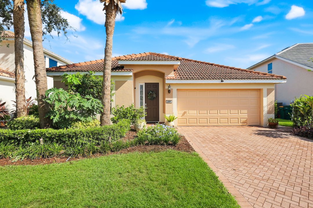 2095 Sagebrush Cir, Naples, FL 34120