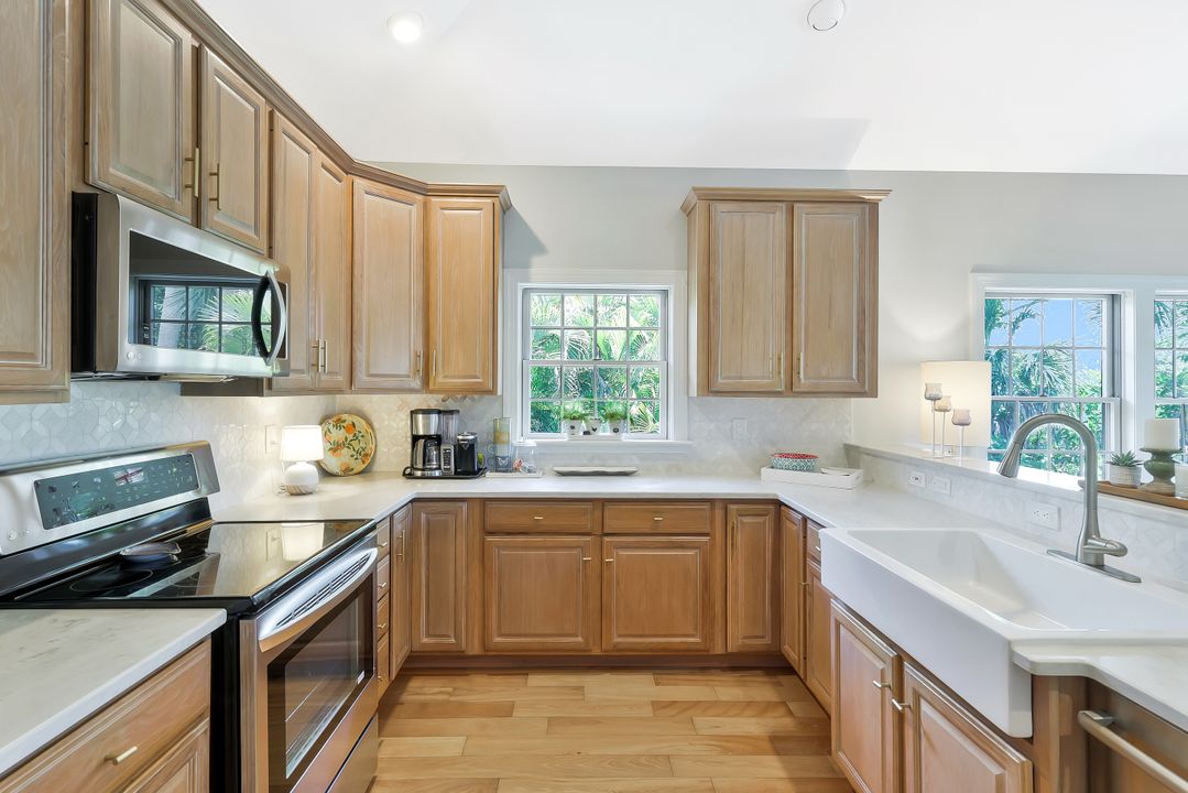 2130 Sunset Cir, Sanibel, FL 33957
