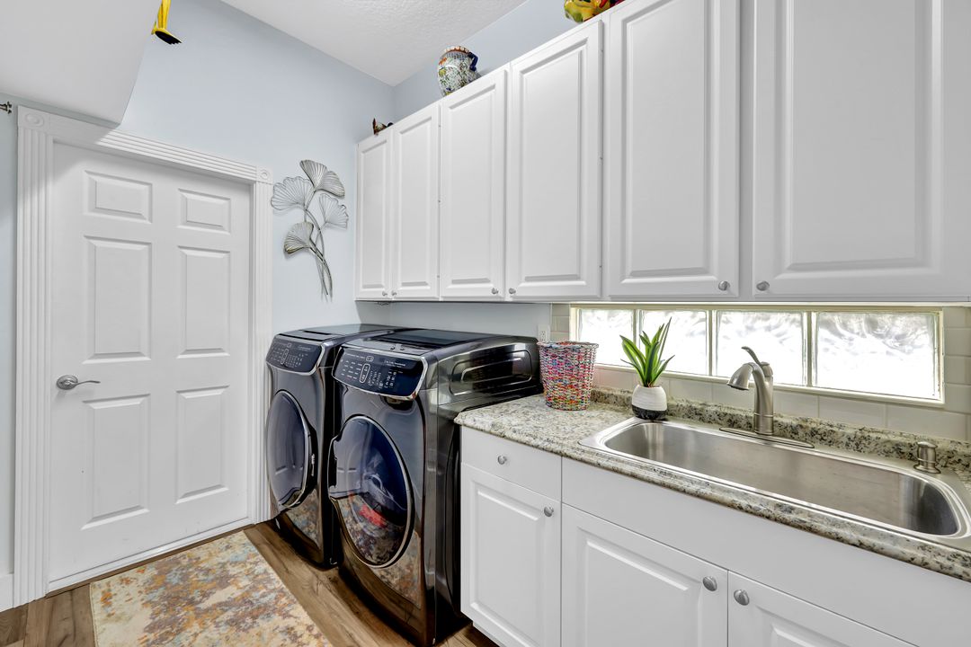 5441 Freeport Ln, Naples, FL 34119