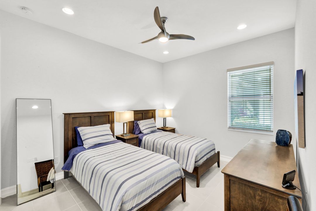 6161 Megans Bay Dr, Naples, FL 34112