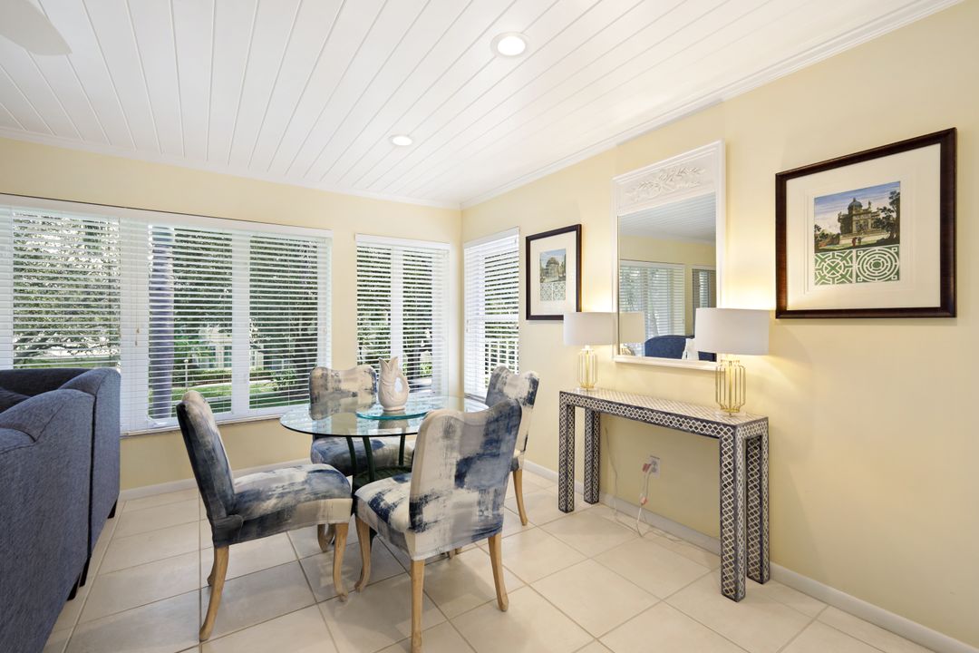 286 4th St S, Naples, FL 34102