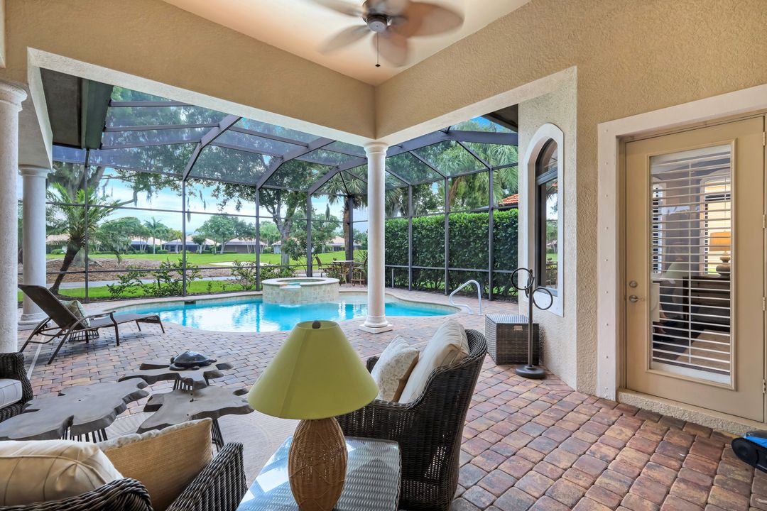 9002 Shenendoah Cir, Naples, FL 34113