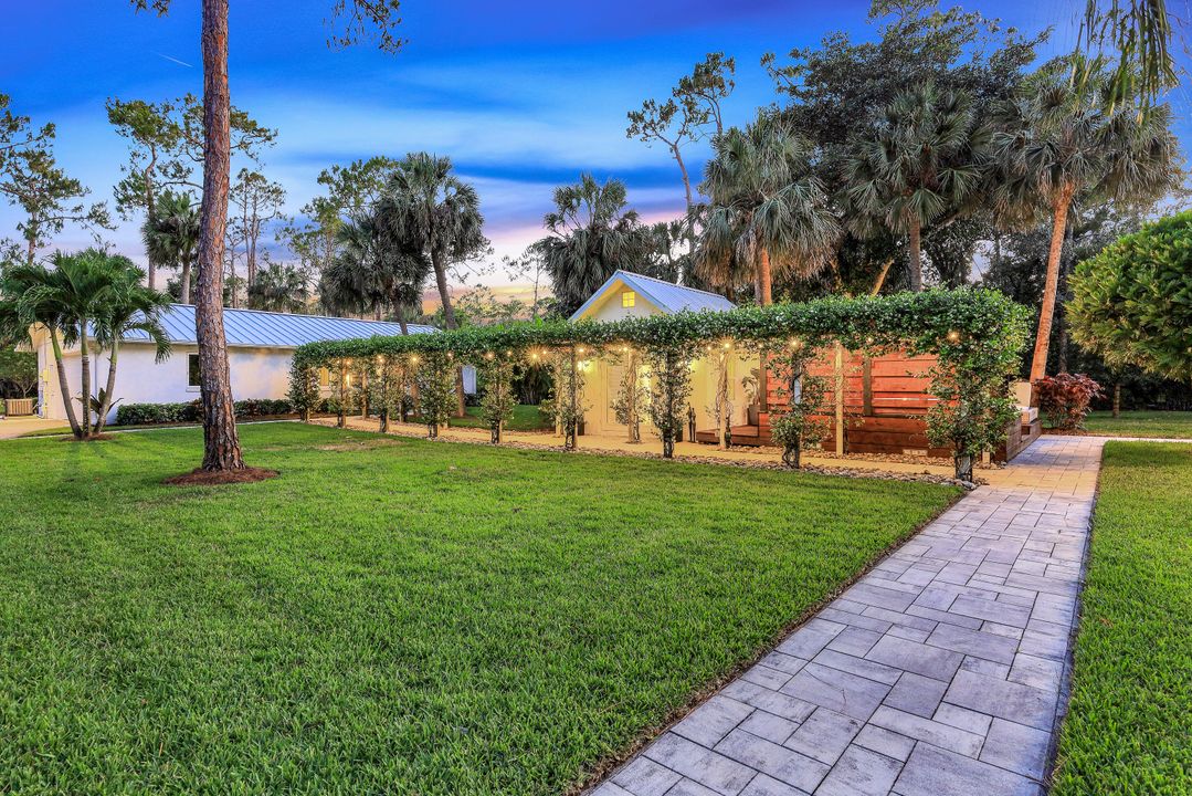 6010 Standing Oaks Ln, Naples, FL 34119