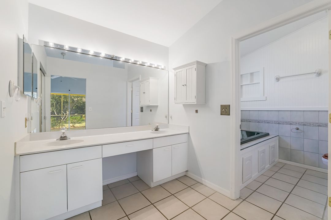 337 Emerald Bay Cir #U1, Naples, FL 34110