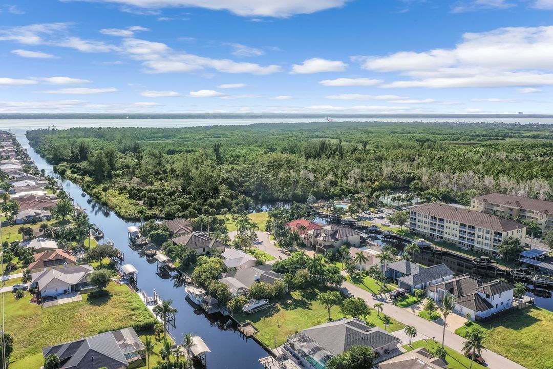 2055 Ottersrest Ln, Cape Coral, FL 33990