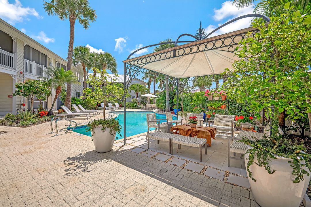 433 2nd St S, Naples, FL 34102