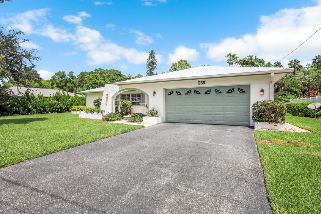 539 Cypress Way E, Naples, FL 34110