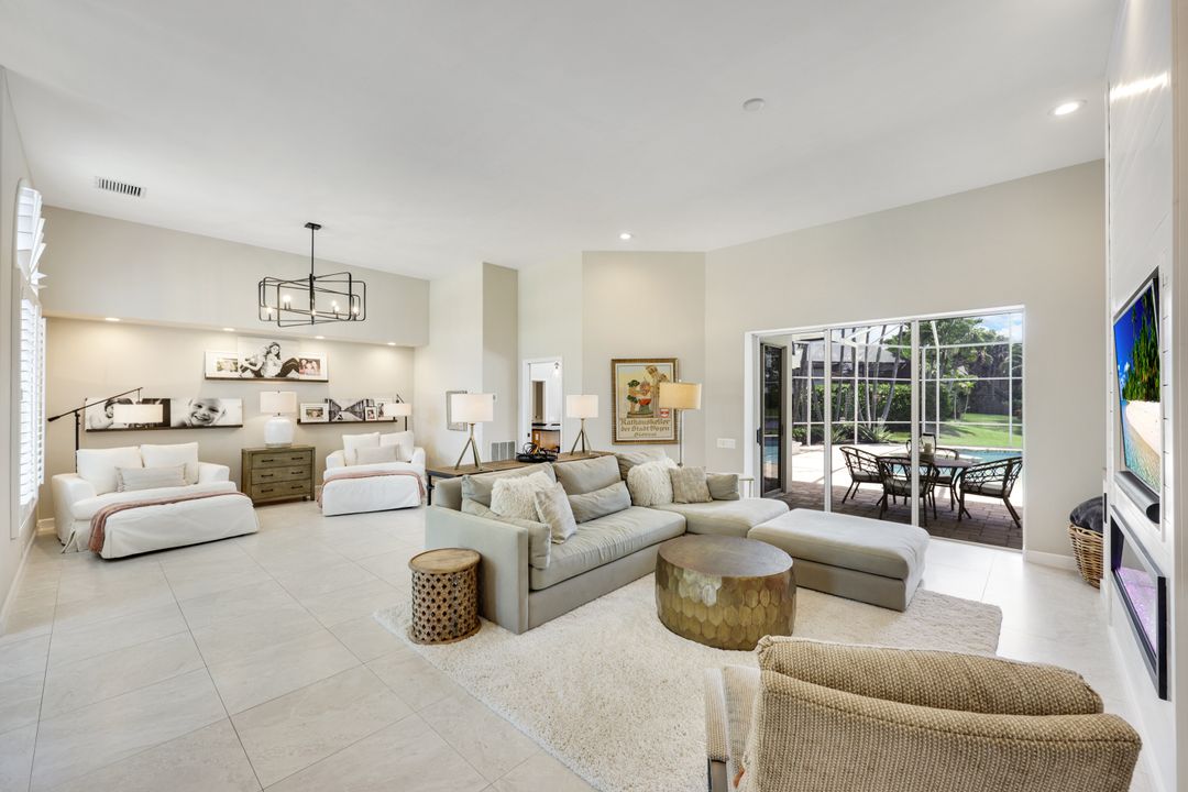 7998 Beaumont Ct, Naples, FL 34109