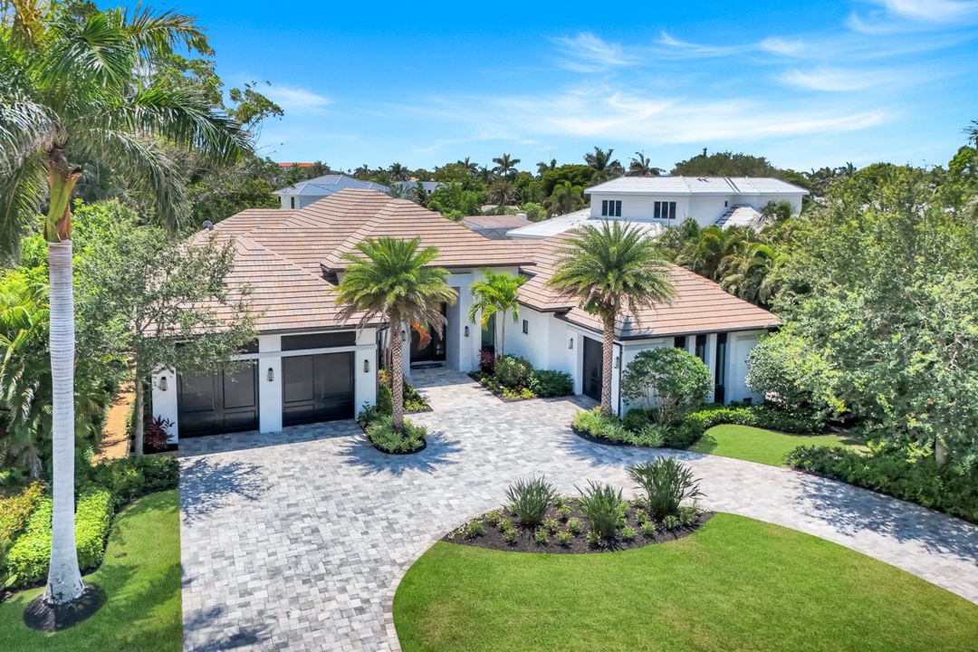 541 Whispering Pine Ct, Naples, FL 34103