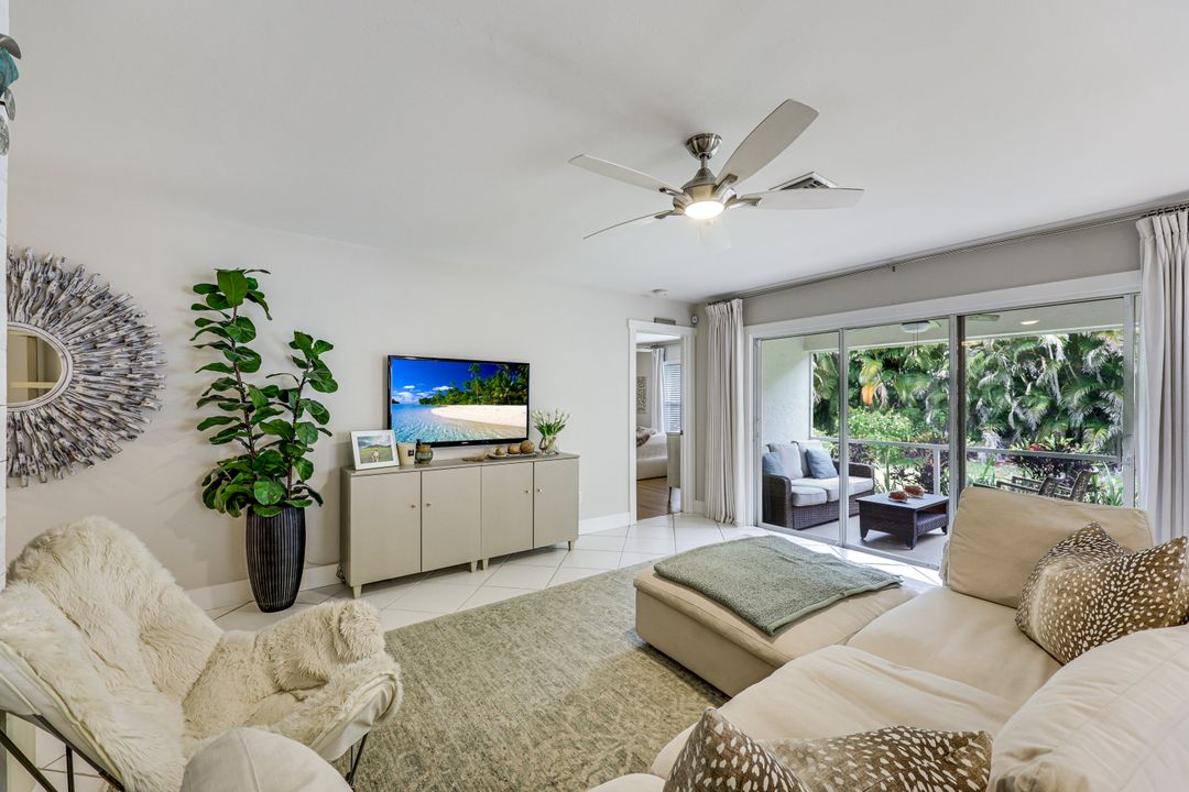 156 Stanhope Cir, Naples, FL 34104