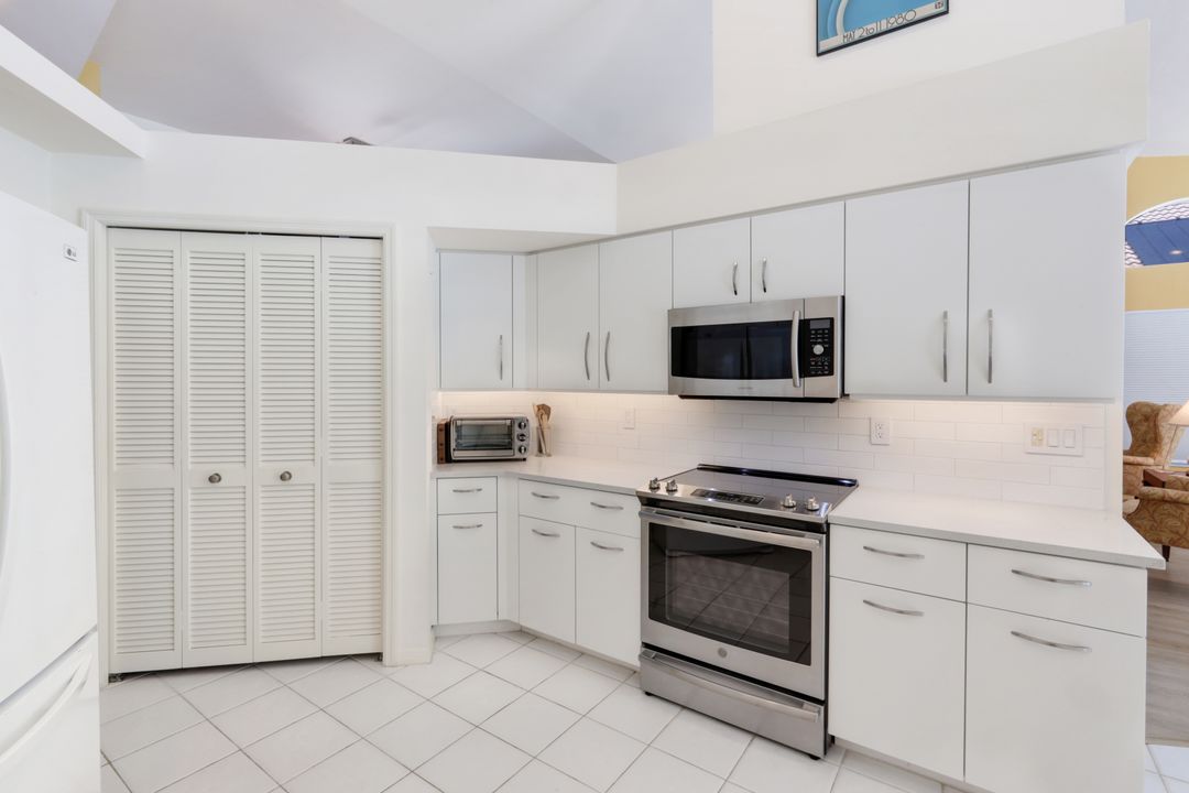 4332 Mistlethrush Ln, Naples, FL 34119