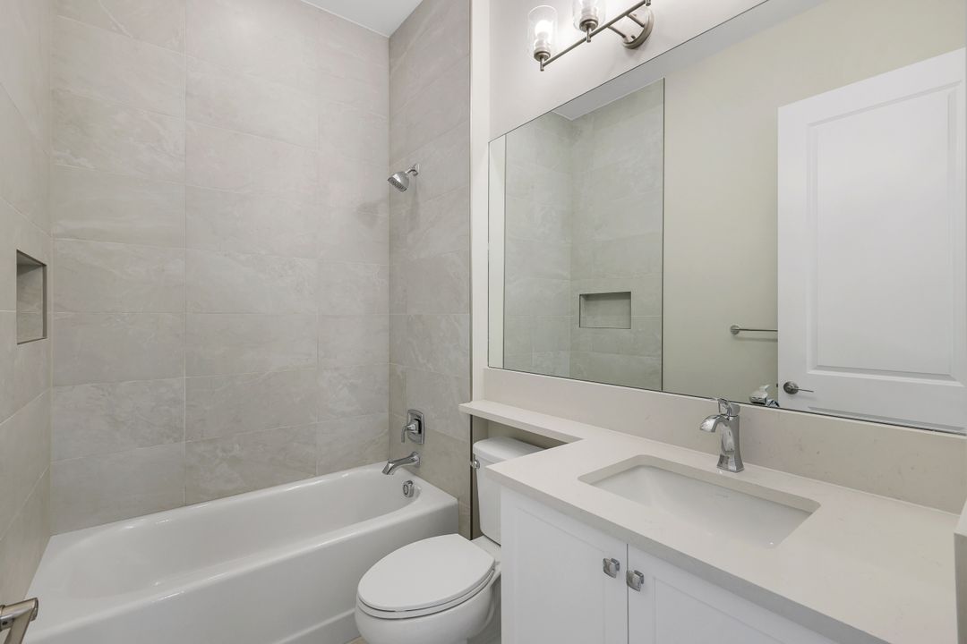 2565 Kingfisher Dr, Naples, FL 34112