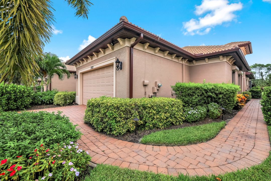 7523 Moorgate Point Way, Naples, FL 34113
