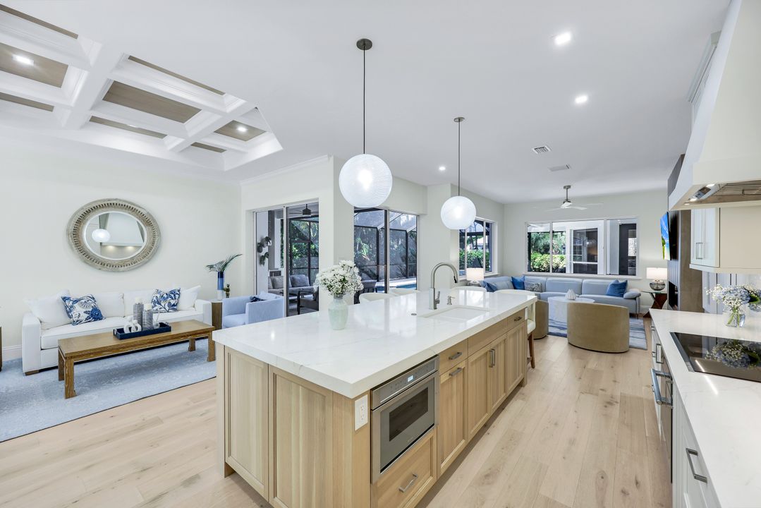237 Charleston Ct, Naples, FL 34110