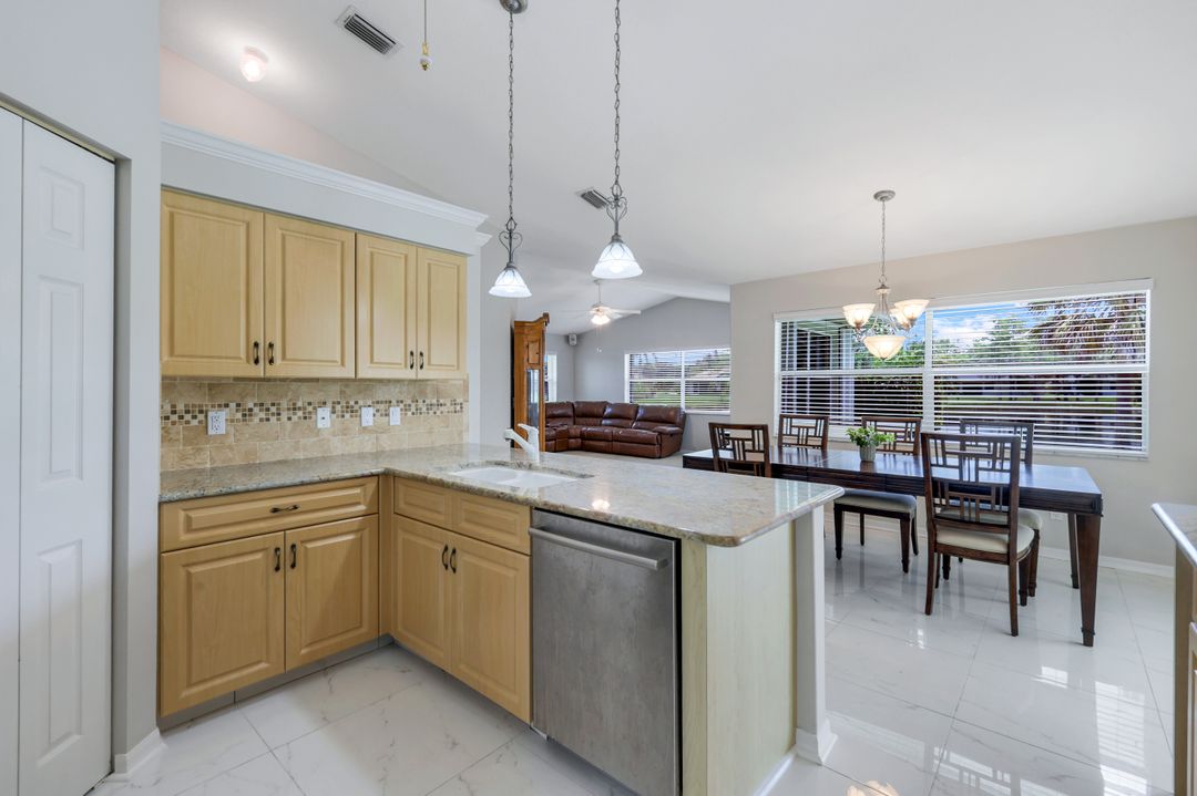 7563 Woodland Bend Cir, Fort Myers, FL 33912