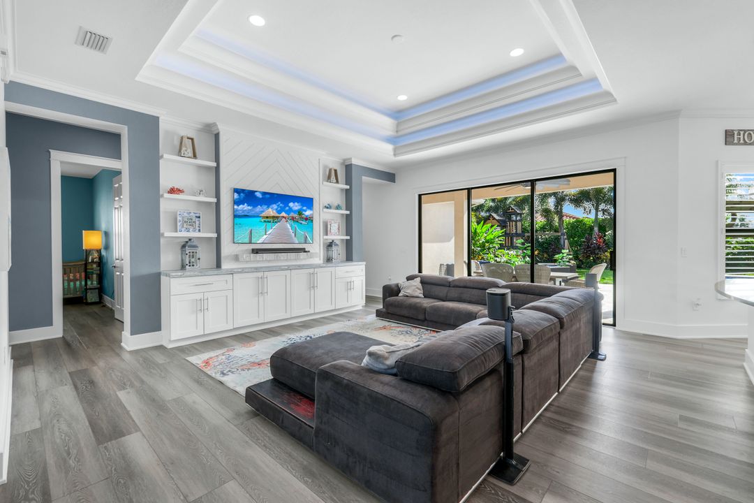 2704 Crystal Way, Naples, FL 34119