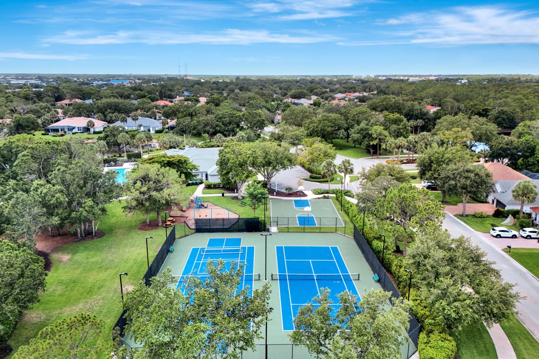 7052 Timberland Cir, Naples, FL 34109