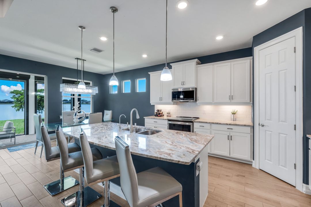 950 Stonewater Lk Ter, Cape Coral, FL 33993