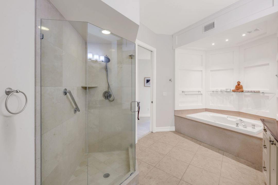1895 Les Chateaux Blvd #302, Naples, FL 34109