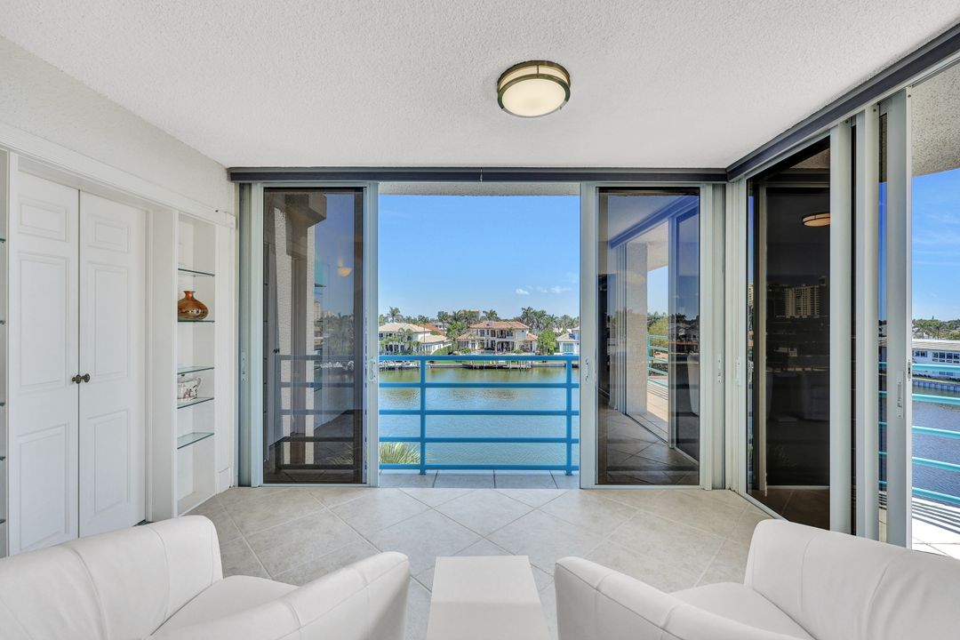 255 Park Shore Dr #341, Naples, FL 34103