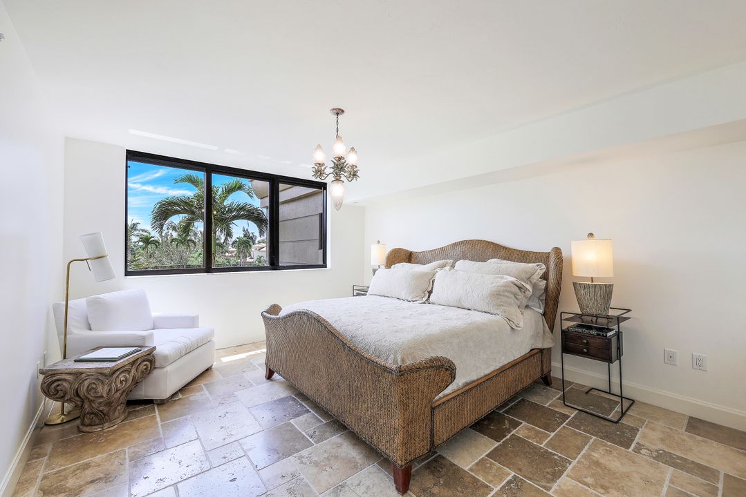 6597 Nicholas Blvd #306, Naples, FL 34108