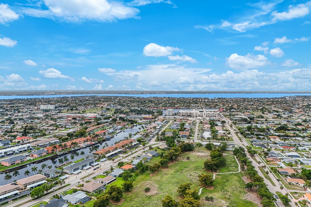 4524 Country Club Blvd, Cape Coral, FL 33904