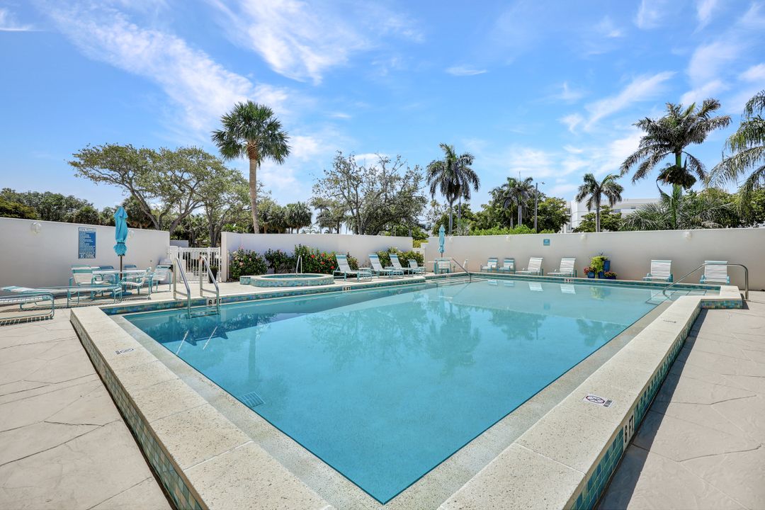 255 Park Shore Dr #341, Naples, FL 34103