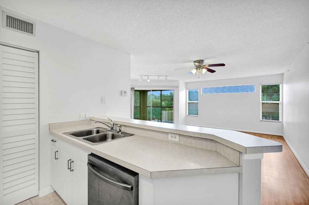 8880 Colonnades Ct W #427, Bonita Springs, FL 34135