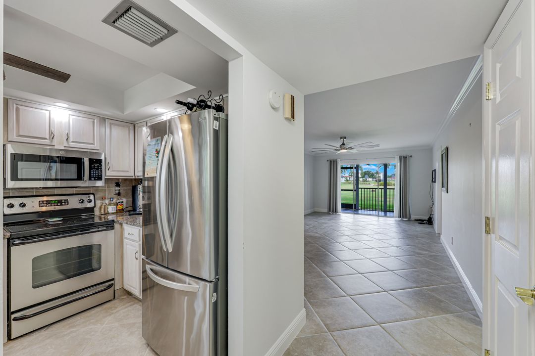 29 High Point Cir E #107, Naples, FL 34103