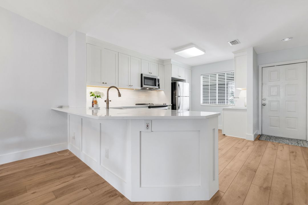 7767 Jewel Ln #203, Naples, FL 34109