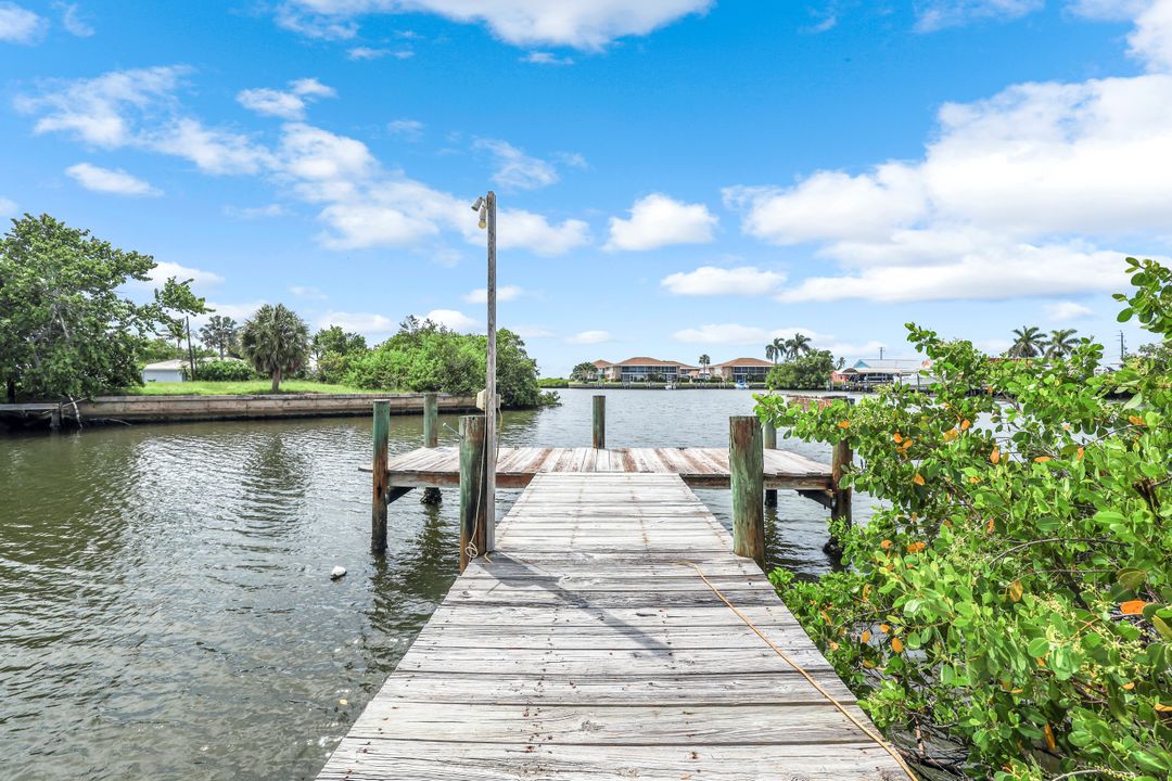 401 Capri Blvd, Naples, FL 34113