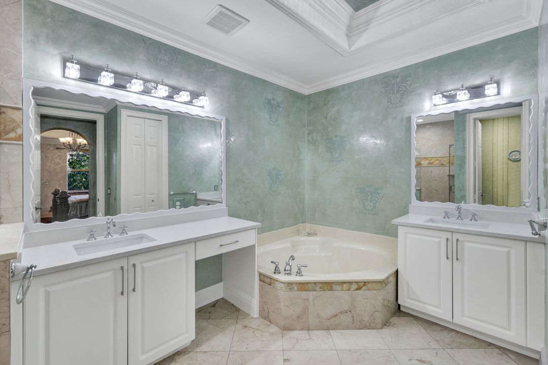 1345 Mariposa Cir #204, Naples, FL 34105