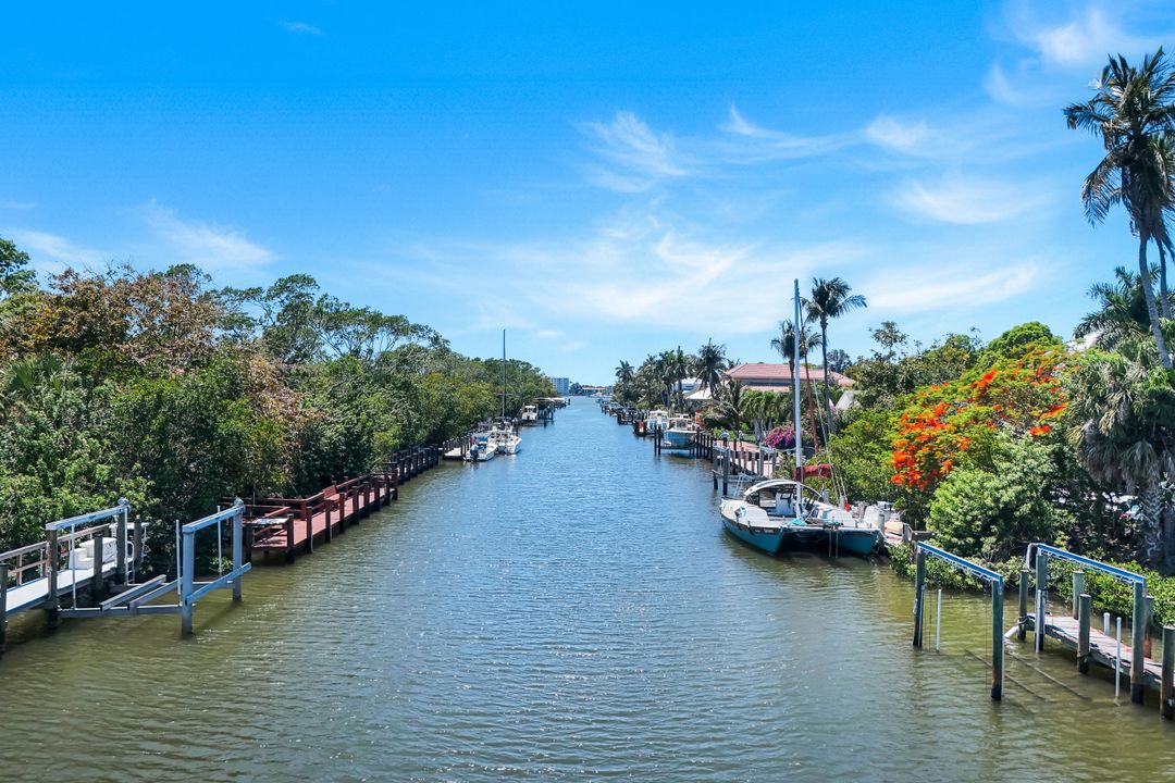 1690 Chesapeake Ave, Naples, FL 34102