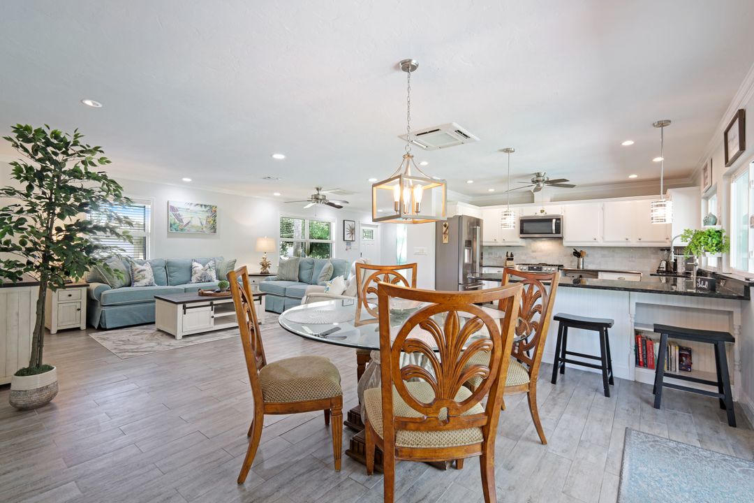 832 97th Ave N, Naples, FL 34108