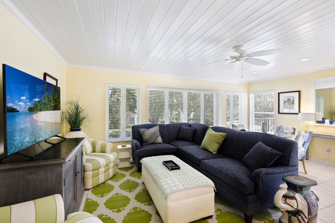 286 4th St S, Naples, FL 34102