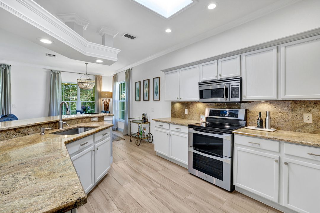 302 Stanhope Cir, Naples, FL 34104