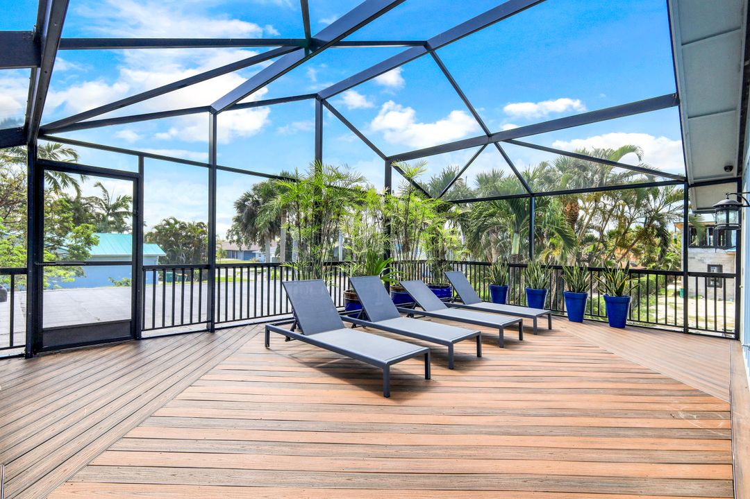 9602 Vanderbilt Dr, Naples, FL 34108