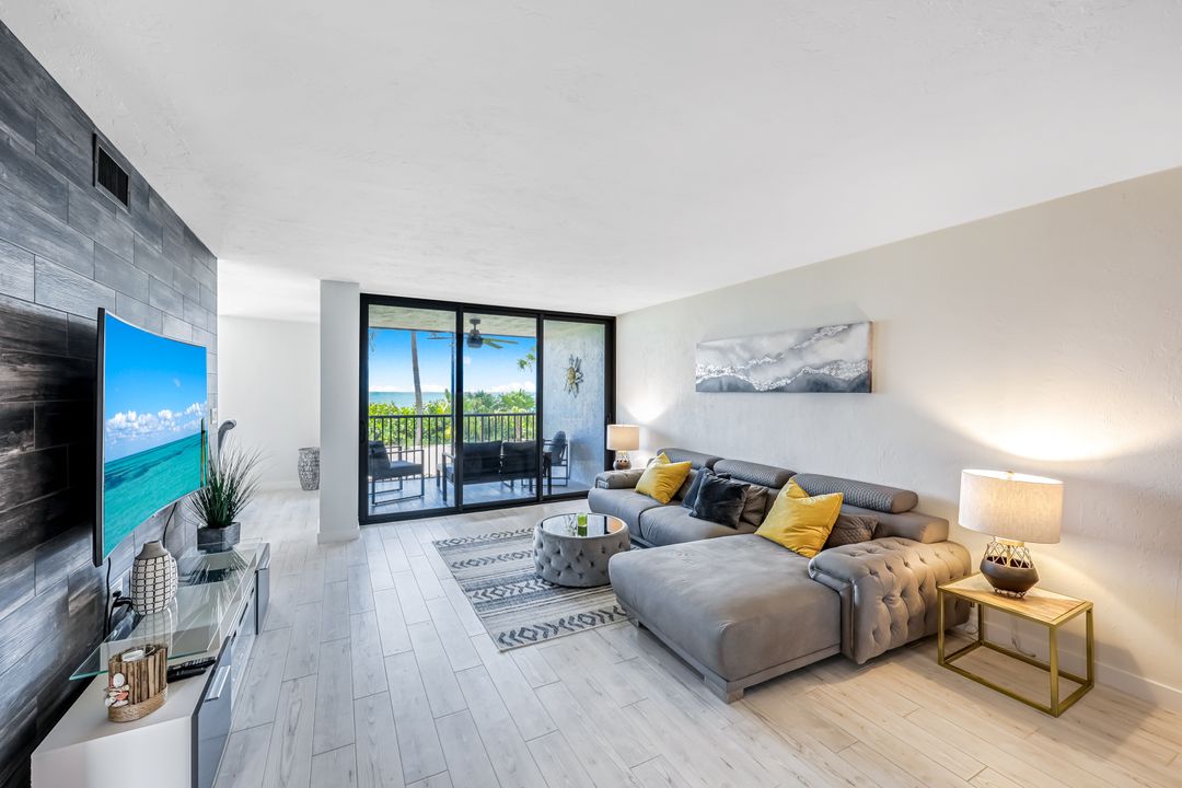 10475 Gulf Shore Dr #112, Naples, FL 34108