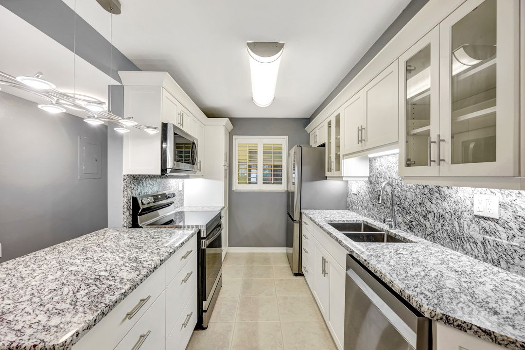 900 8th Ave S #104, Naples, FL 34102