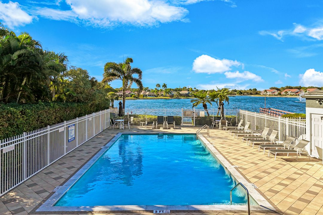 658 Lambton Ln, Naples, FL 34104