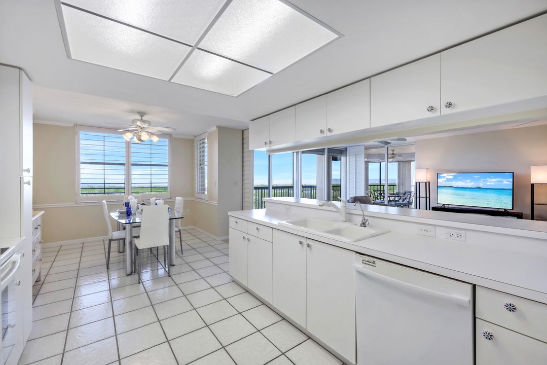 6585 Nicholas Blvd #905, Naples, FL 34108