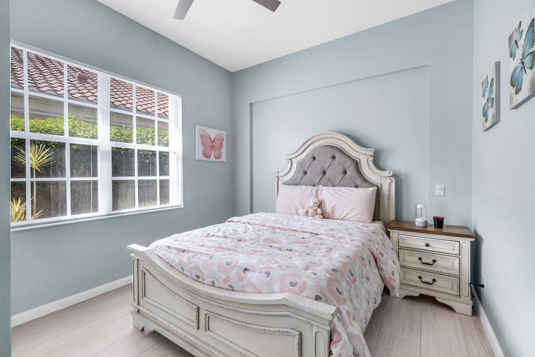 4338 Queen Elizabeth Way, Naples, FL 34119