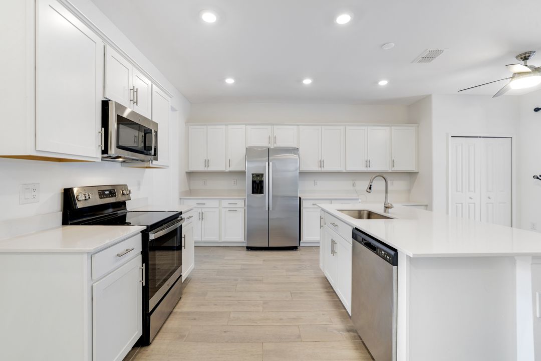 2253 Avocado Ln, Naples, FL 34120