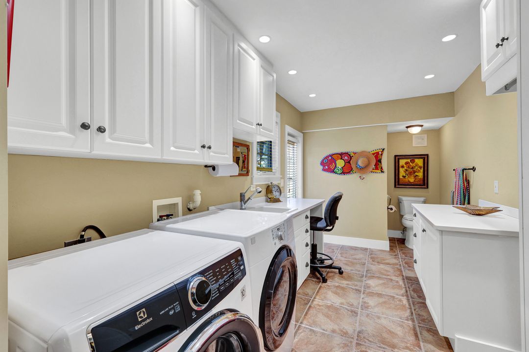 263 10th Ave S, Naples, FL 34102
