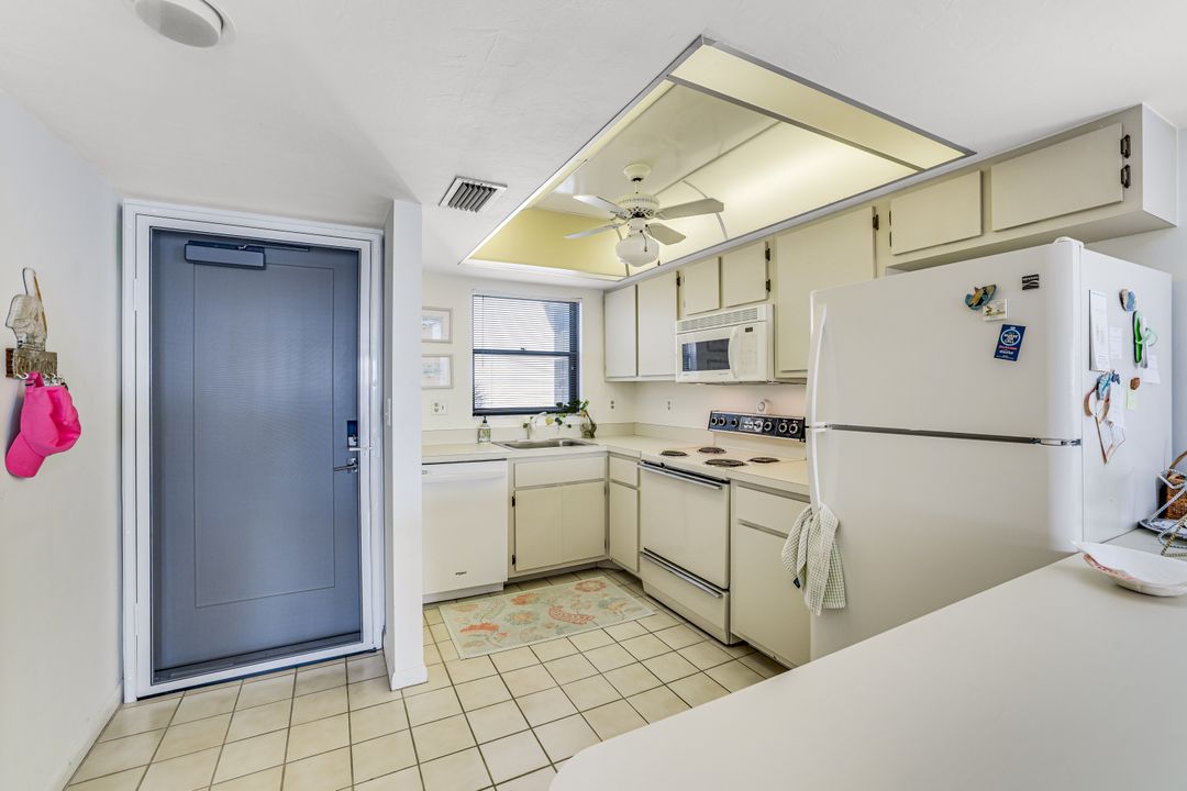 271 Southbay Dr #240, Naples, FL 34108