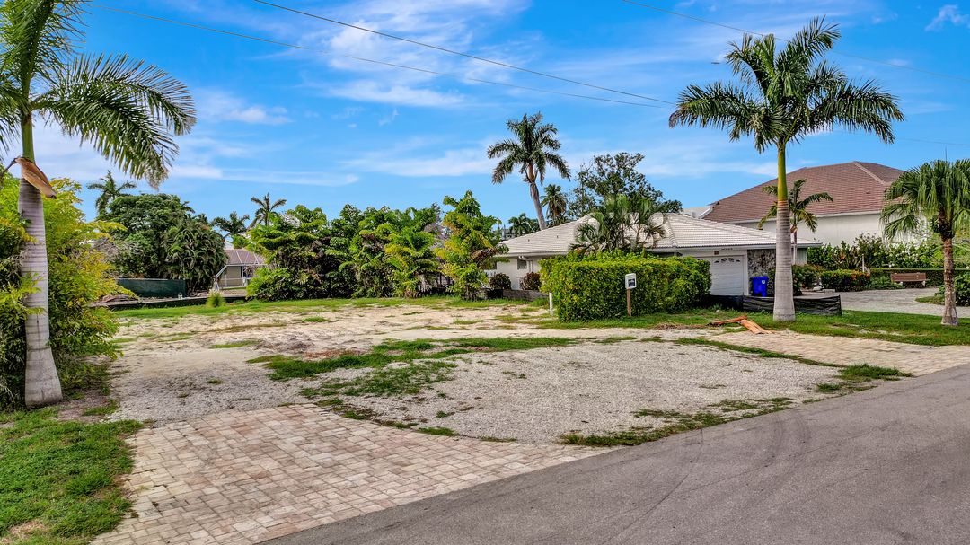 2180 Snook Dr, Naples, FL 34102
