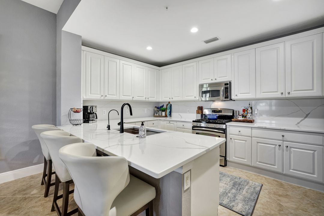 9070 Campanile Cir #102, Naples, FL 34114