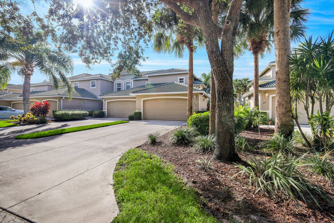 3425 Laurelgreens Ln S #203, Naples, FL 34119