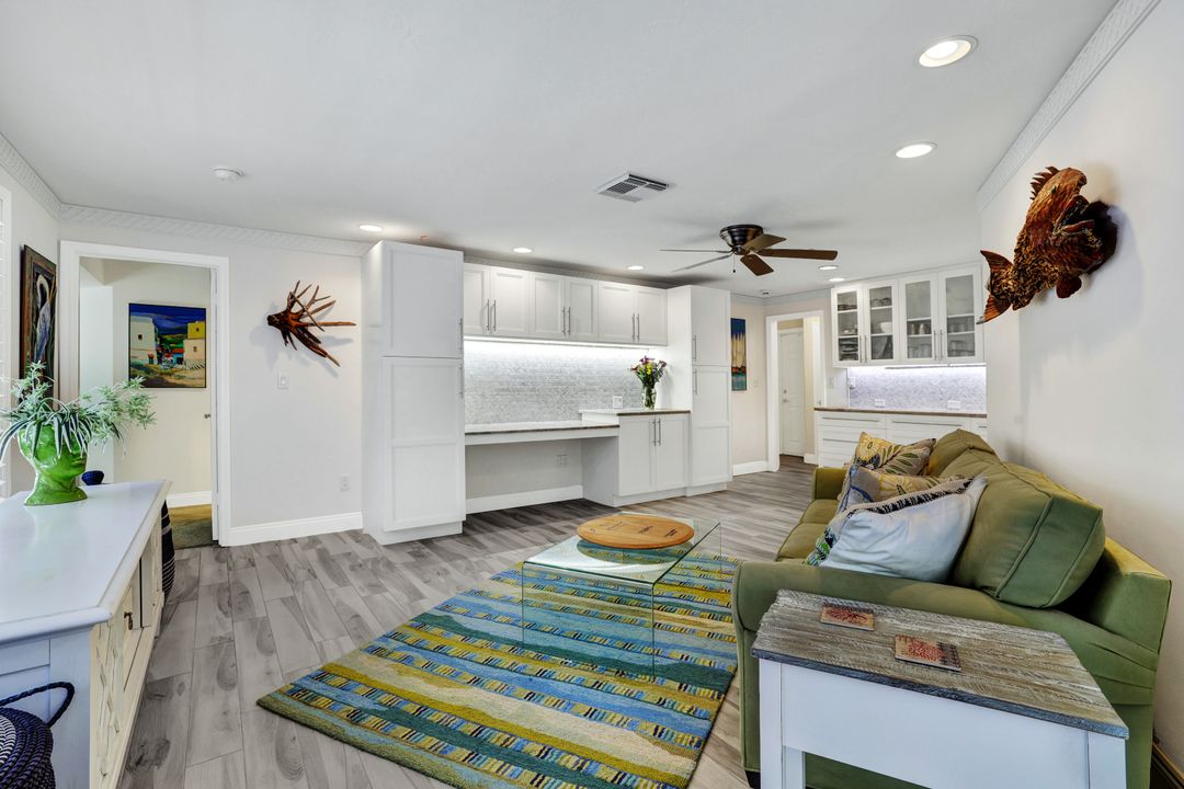 735 Old Trail Dr, Naples, FL 34103